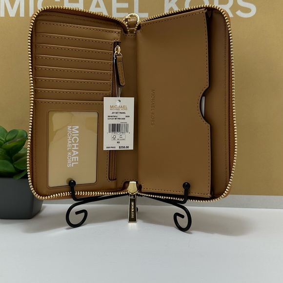 Michael Kors Wallet - Picture 9 of 9